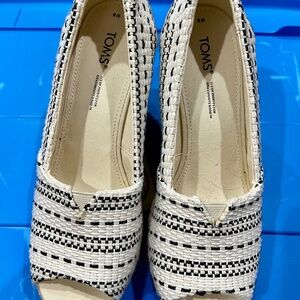 Women’s wedge Tom’s size 8